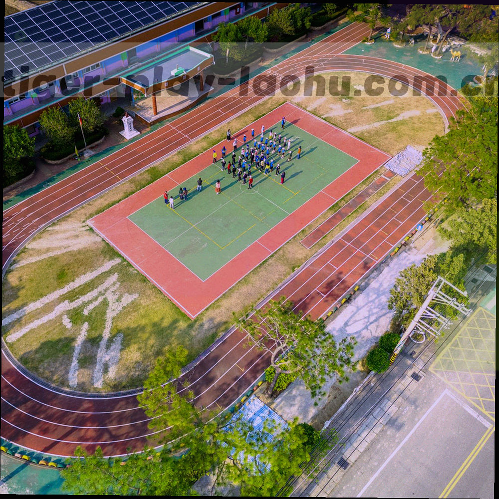 整齐码放的卡带与攻略卡片堆叠特写，其中一张卡片翻开露出关卡标注